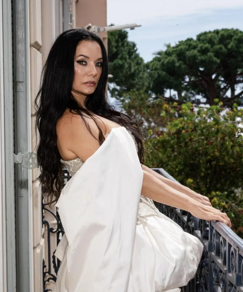 MÔNICA CARVALHO BRILHA EM CANNES 