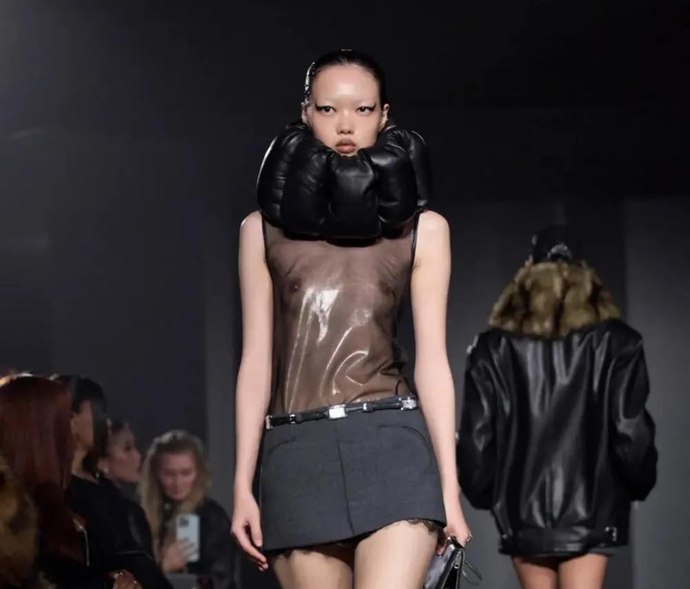 NYFW: ALEXANDER WANG, VERÃO 2026 — O RETORNO E A COMEMORAÇÃO DOS 20 ANOS